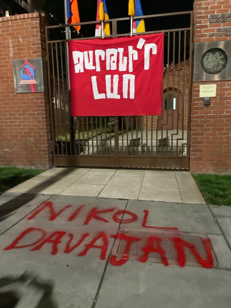 Armenian Youth in Los Angeles Express Solidarity with Anti-Nikol Movement at Armenian Consulate