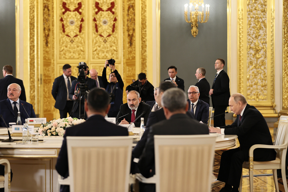 Pashinyan Praises Eurasian Economic Union Amidst Regional Tensions