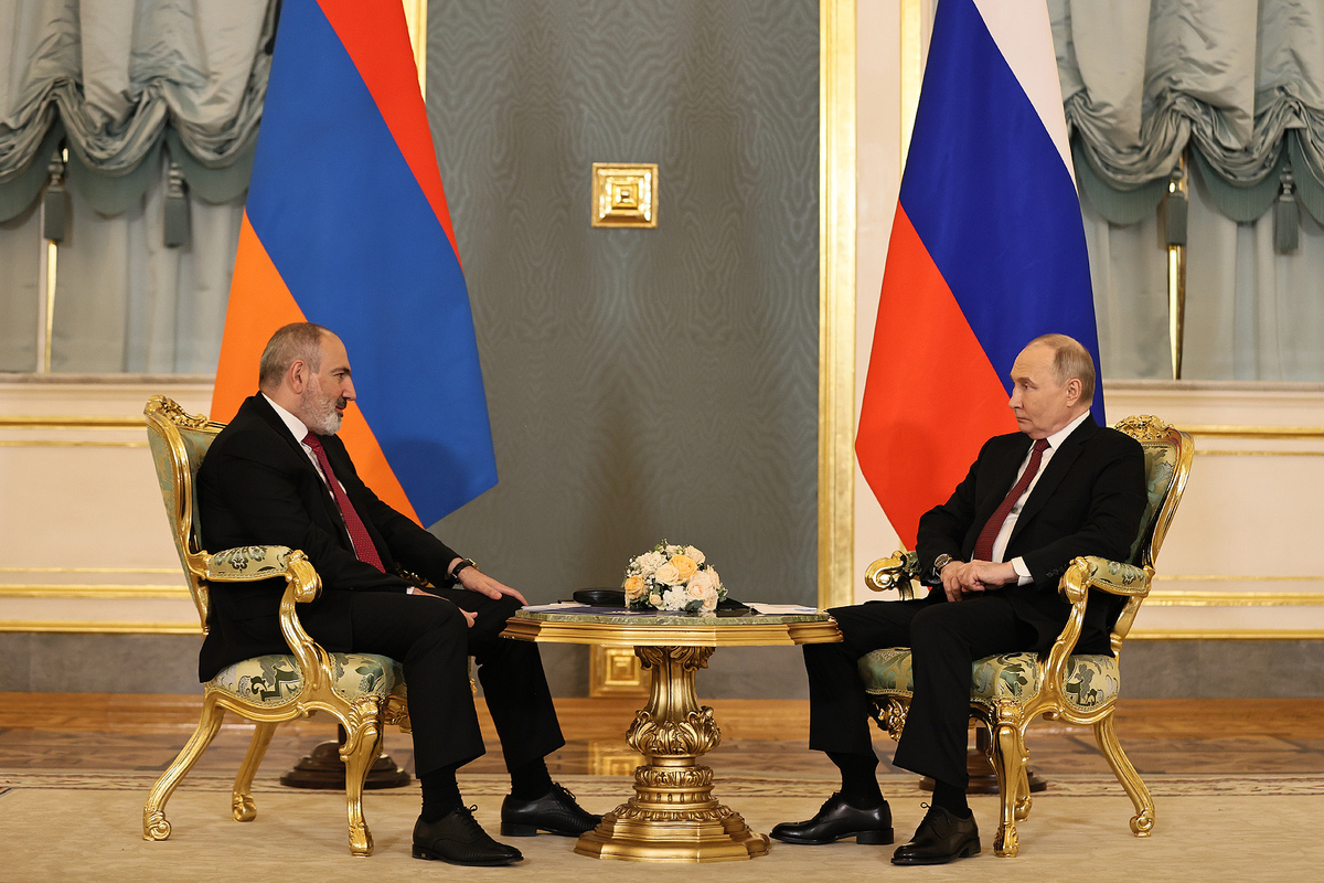 Putin and Pashinyan Discuss Russian-Armenian Relations Amidst Challenges