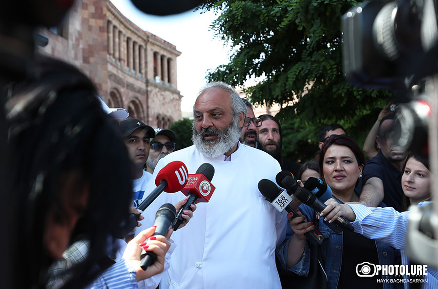 Archbishop Bagrat Gifts His Car to Arstakh President