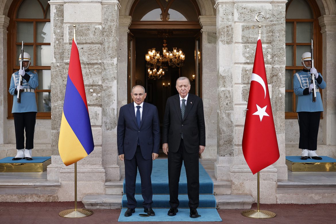 Erdogan, Pashinyan Hold Talks in Istanbul Amid Regional Tensions