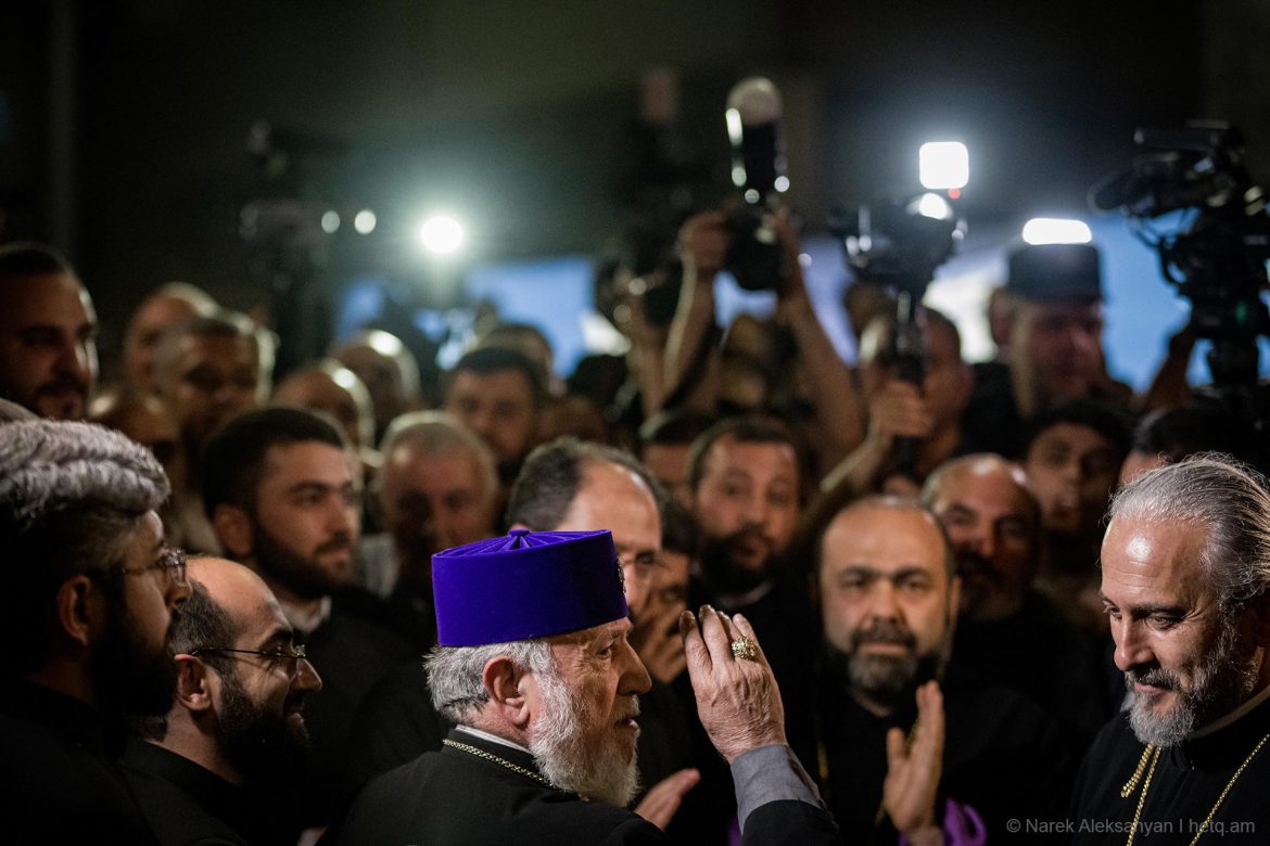 Yerevan: Crowds Greet Returning Catholicos Karekin II in Show of Support