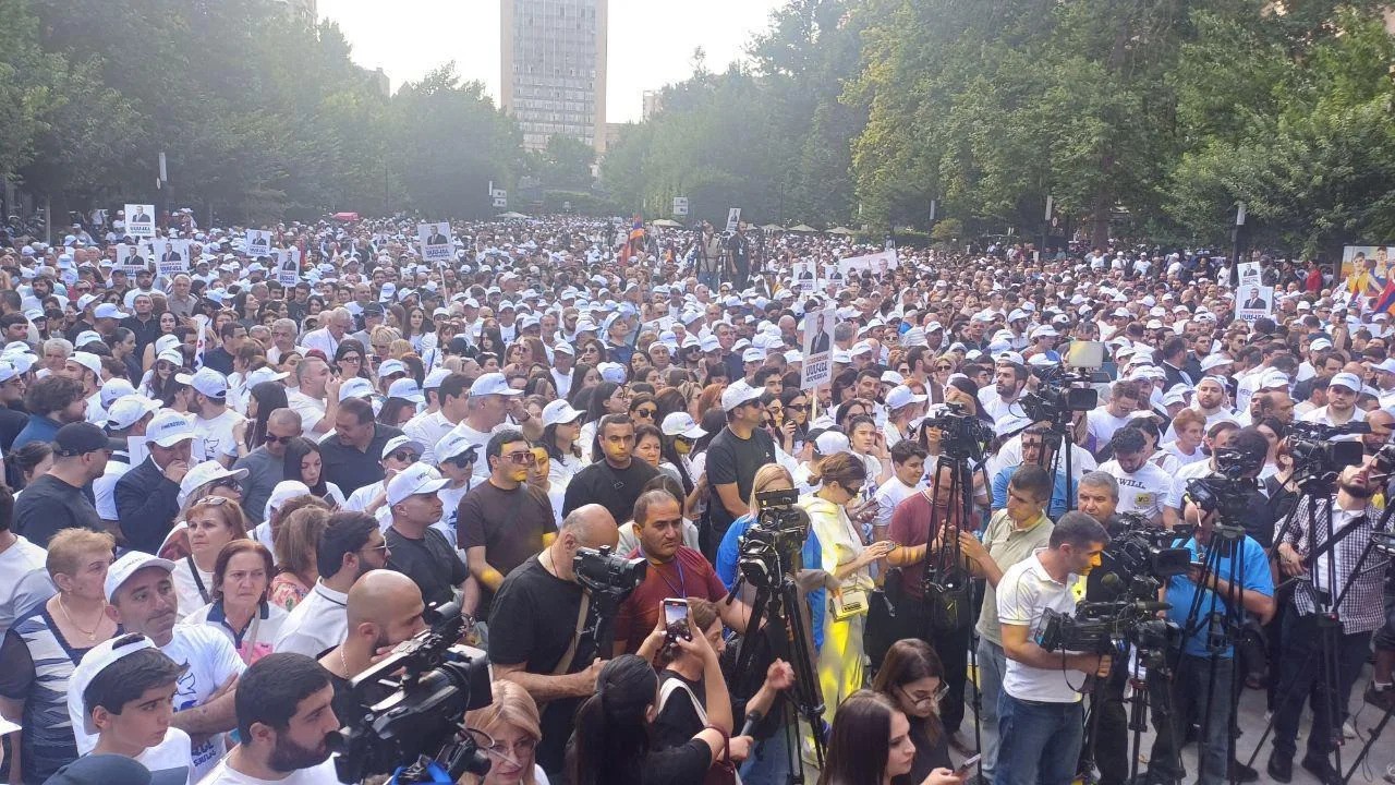 Mass Protest Demands Release of Samvel Karapetyan as Tensions with Pashinyan Deepen