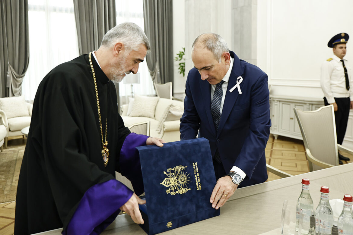 Մեծի Տանն Կիլիկիոյ Կաթողիկոս Արամ Ա–ի անունից վարչապետ Փաշինեանին է նուիրուել Արամ Ա–ի գահակալութեան 30–ամեակի առիթով հրատարակուած հատորը