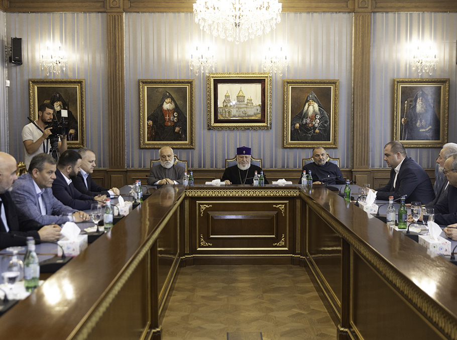 Ամենայն հայոց կաթողիկոսը հանդիպել է Արցախի պետական այրերի հետ