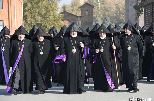 Մայր Աթոռի կառոյցներում պաշտօնաւարող եպիսկոպոսների եւ հայաստանեան թեմակալ առաջնորդները հանդէս եկան յայտարարութեամբ