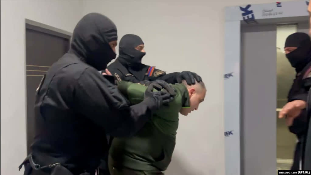 Ձերբակալուեցին փոդքաստի հաղորդաւարներ, Նարեկ Սամսոնեանն ու Վազգէն Սաղաթելեանը