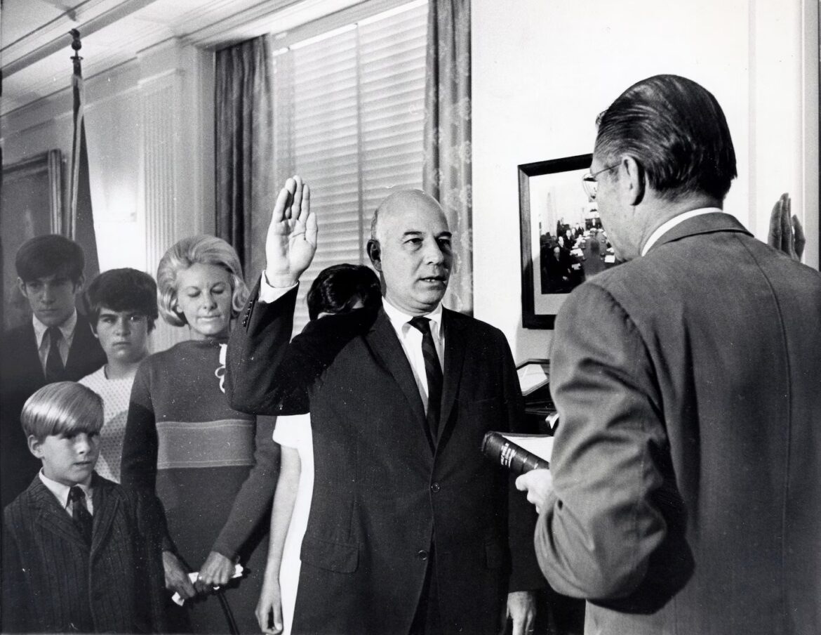 ՀԲԸՄ-ն յարգանքի տուրք է մատուցում ամերիկահայ ԱՄՆ ռազմածովային ուժերի նախարար Փոլ Ռ. Իգնեյշըսին