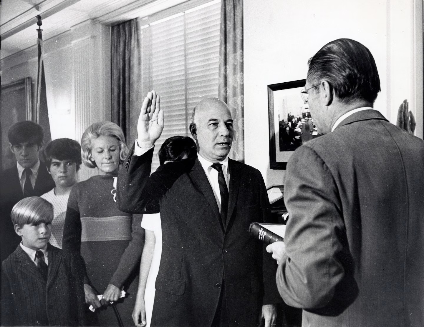 ՀԲԸՄ-ն յարգանքի տուրք է մատուցում ամերիկահայ ԱՄՆ ռազմածովային ուժերի նախարար Փոլ Ռ. Իգնեյշըսին