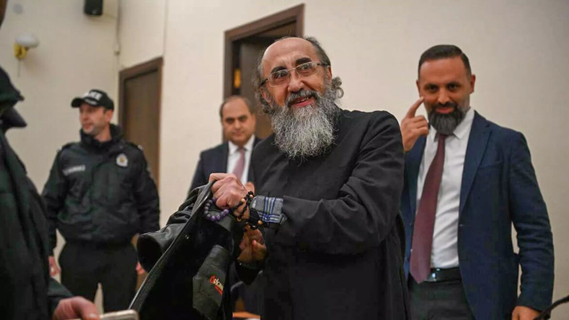 Սրբազան Միքայել Աջապահեանի կալանքը փոխարինուել է տնային կալանքով