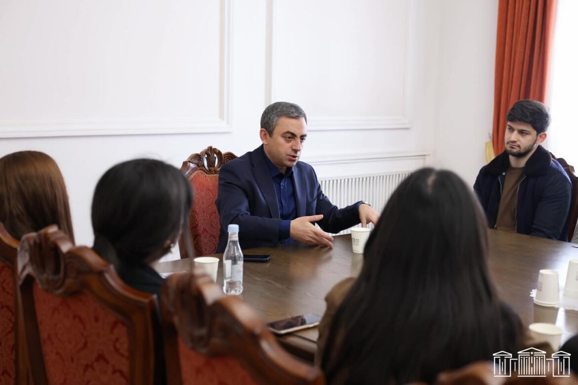 Իշխան Սաղաթելեանը հանդիպում է ունեցել Ազգային ժողովում ուսումնական վարժութիւն անցնող ուսանողների հետ