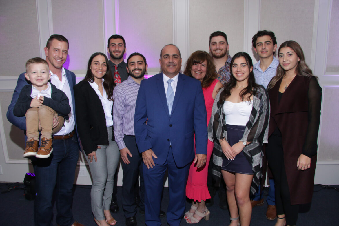 Դպրոցական խորհրդի վաստակաւոր անդամ՝ Գրեգ Գրիգորեանը իր թեկնածուութիւնն է առաջադրել Գլենդելի միաւորուած դպրոցների կրթաշրջանի համար