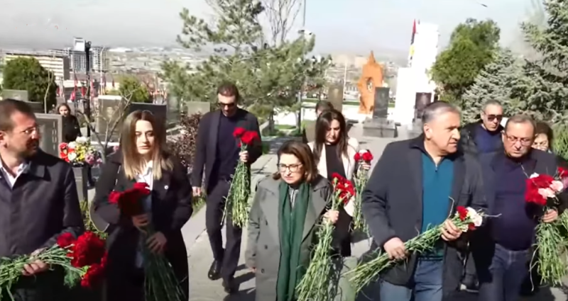 Եռաբլուրի մէջ յարգանքի տուրք՝ ապրիլեան հերոսներուն