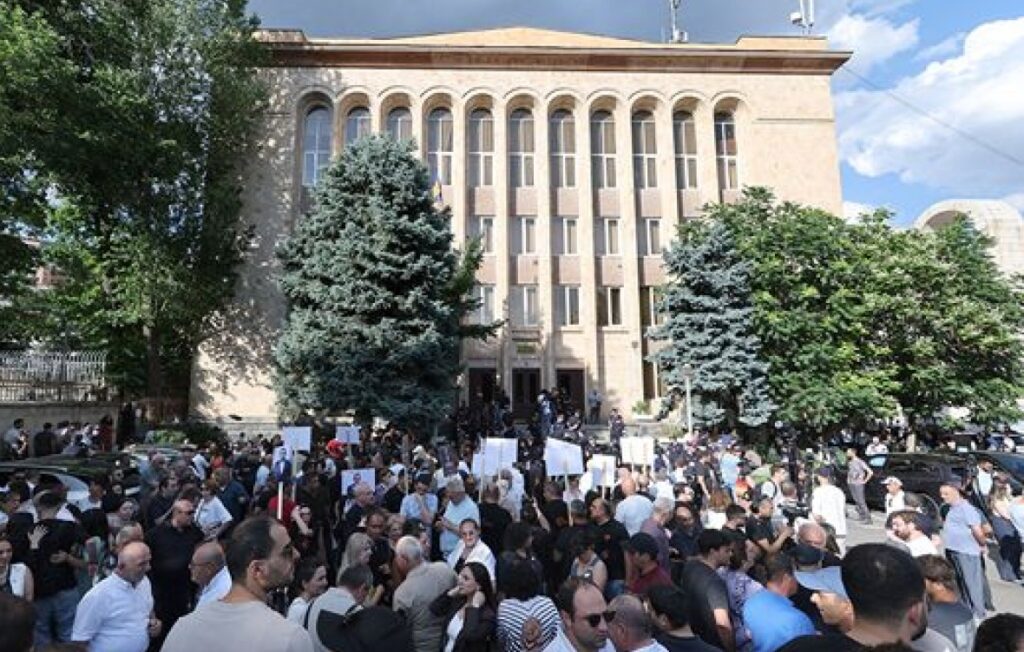 Բողոքի ցոյց՝ Սահմանադրական դատարանի առջեւ