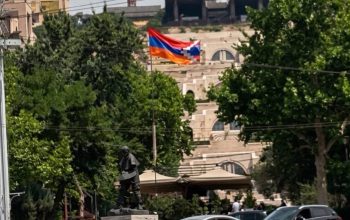 Երեւանում պայքար է ընթանում Արցախի դրօշի դէմ