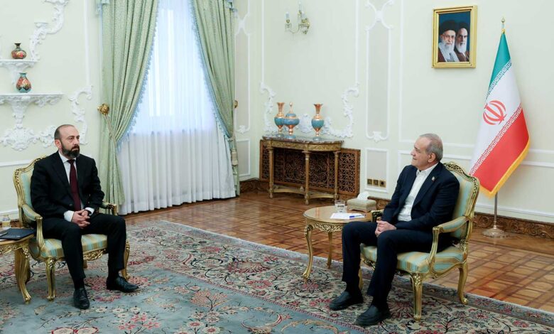 Հայաստանի ԱԳ նախարար Արարատ Միրզոյեանը Թեհրանում հանդիպել է Իրանի նախագահ Մասուդ Փեզեշքիանի հետ Հայաստանի ԱԳ նախարար Արարատ Միրզոյեանը Թեհրանում հանդիպել է Իրանի նախագահ Մասուդ Փեզեշքիանի հետ