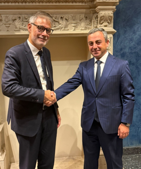 Իշխան Սաղաթելեանը հանդիպել է Օլիվիէ Ֆորի հետ